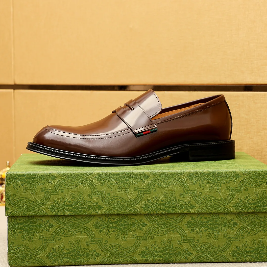 Men's shoes 💰520 💐 Product trademark: GUCCI "Gucci" casual leather shoes Regular size: 38-44 (45.46🉑️customized) Product materials: Selected imported first-layer open-edge beaded cowhide leather upper, imported water-dyed cowhide leather lining. Strong three-dimensional visual effect, original outsole Color: 4⃣️colors available